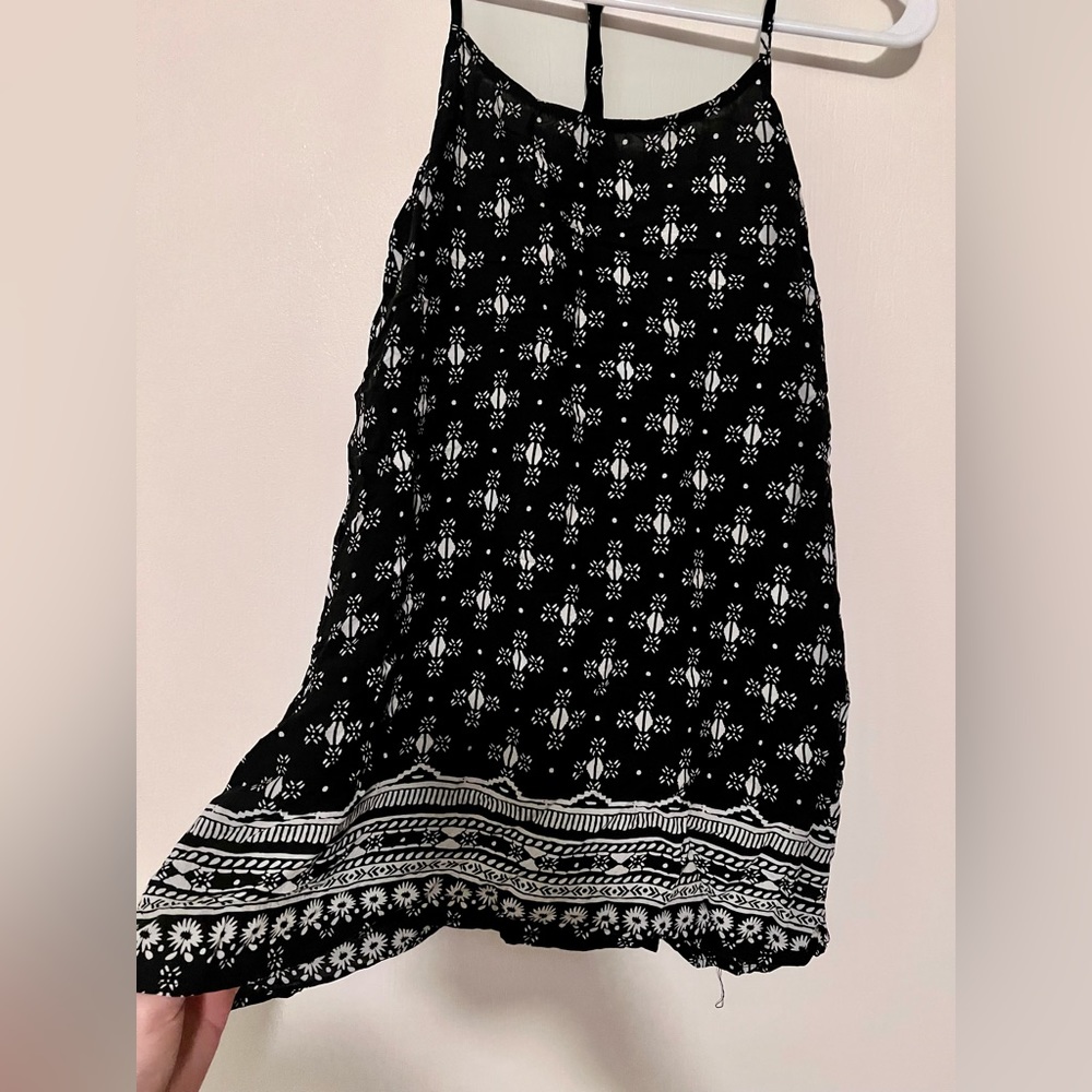 Black and white print tank.